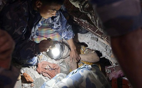 Động đất Nepal: Tiếng kêu xé lòng của bé gái "Mẹ ơi, mẹ đâu rồi"