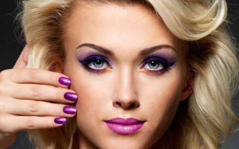 Mắt tím - xu hướng trang điểm của mùa xuân