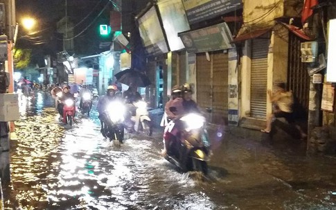 Mưa lớn, Hà Nội “giải nhiệt” sau những ngày nắng nóng kỉ lục