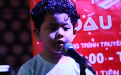 Con trai Trương Quỳnh Anh lên sân khấu cùng bố mẹ