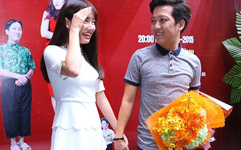 Trường Giang nắm tay Nhã Phương không rời