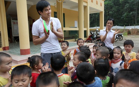 Xem thầy giáo mầm non độc nhất huyện chăm trẻ