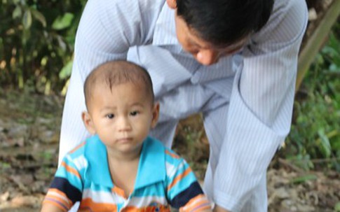 Cuộc sống tự lập của 3 cha con bé trai văng khỏi bụng mẹ