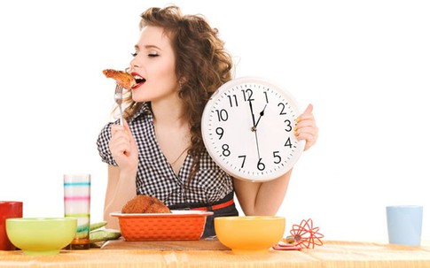 4 lý do quan trọng nhắc bạn cần ăn đúng giờ