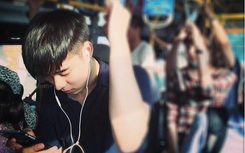 Lộ lý lịch trai đẹp trên xe bus khiến dân mạng nổi sóng