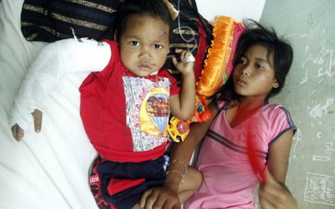 Chị ngồi ôm em dưới mưa đến sáng bên thi thể cha mẹ