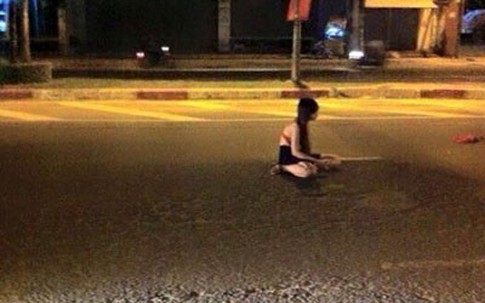 Xôn xao thiếu nữ mặc hở hang nằm giữa đường trong đêm