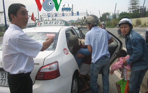 Đâm vào xe máy dừng chờ đèn đỏ, 3 mẹ con nhập viện