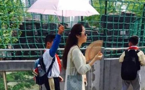 Cô giáo sợ nắng, bắt học sinh che ô như vệ sĩ