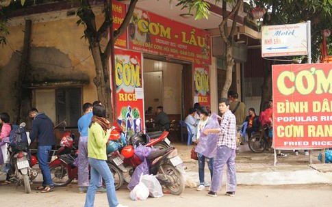 Dân ngủ nhà sàn cho du khách thuê phòng mùa hoa tam giác mạch