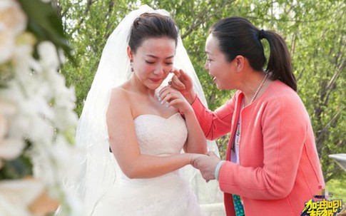 Hoàng hậu "Hoàn Châu cách cách" nghẹn ngào tiễn con đi lấy chồng