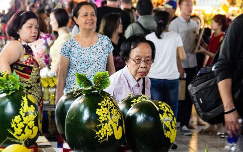Dưa hấu tài lộc mạ vàng 1,8 triệu/cặp ở chợ Tết Sài Gòn