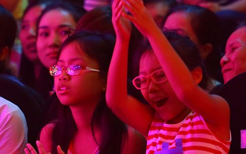 2 con gái Cẩm Ly hào hứng đi xem The Voice Kids
