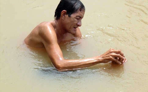 Người đàn ông mò tìm hài cốt vợ dưới mương