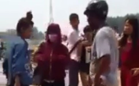 Nữ sinh đánh bạn, hàng chục phụ huynh học sinh bất lực đứng nhìn