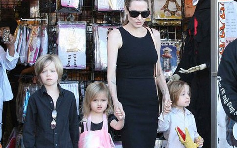 Jolie-Pitt đau đầu về giới tính của Shiloh