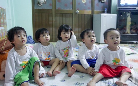 Cuộc sống bận rộn mà ngập tràn tiếng cười của ca sinh 5 đầu tiên tại Việt Nam