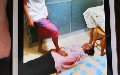 Con gái bắt mẹ ăn phân, uống nước tiểu gây rúng động