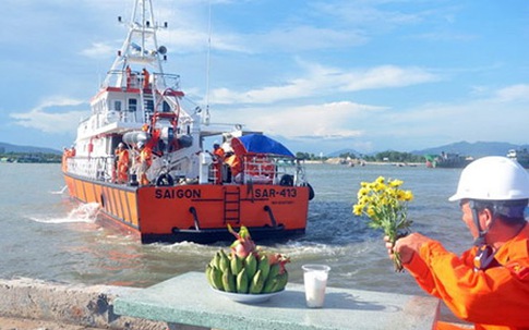 Đưa thi thể hai thủy thủ tàu Hoàng Phúc 18 vào bờ