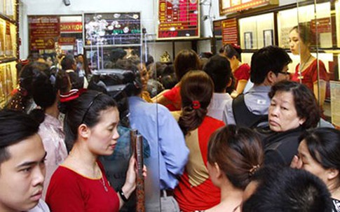 Vàng giảm giá kỷ lục 5 năm qua: Nhộn nhịp bán - mua