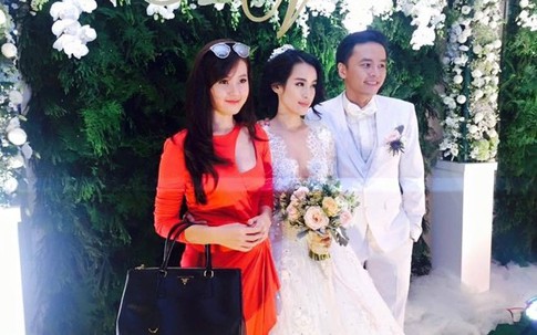 Midu xuất hiện gợi cảm, rạng rỡ trong đám cưới Tú Vi - Văn Anh