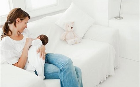 Bao lâu cho trẻ bú một lần?