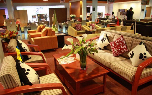 Sập gụ, tủ chè lép vế trước sofa, tủ kính ngoại nhập