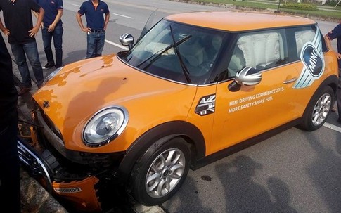 Lái thử xe, khách hàng đâm nát đầu Mini Cooper tiền tỷ