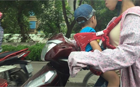 Rùng mình cách mẹ Việt đèo con nhỏ bằng xe máy