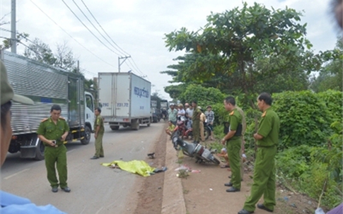 Bất lực nhìn mẹ văng ra giữa đường, bị xe cán chết