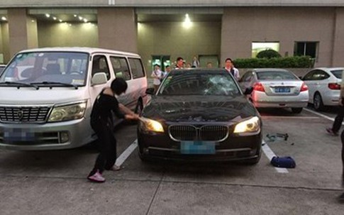 Chồng ngoại tình, vợ nổi điên phá nát xe sang của chồng