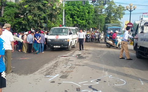 Dừng chờ đèn đỏ, 2 phụ nữ bị xe tải cuốn vào gầm