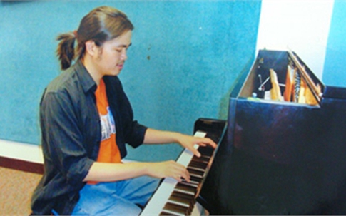 Thầy giáo tiếng Anh giỏi tiếng Pháp, mê piano cổ điển
