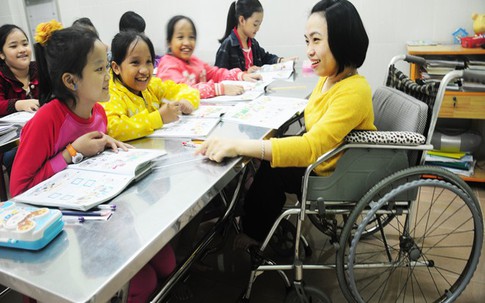 Cô giáo bại liệt ngồi xe lăn dạy học trò