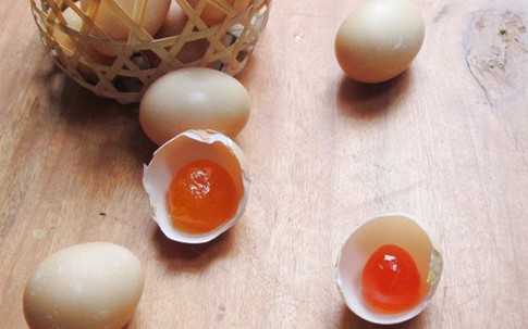 Cách làm trứng muối tại nhà cực đơn giản