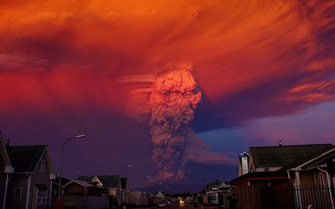 Cận cảnh núi lửa bất ngờ phun trào khủng khiếp sau 40 năm