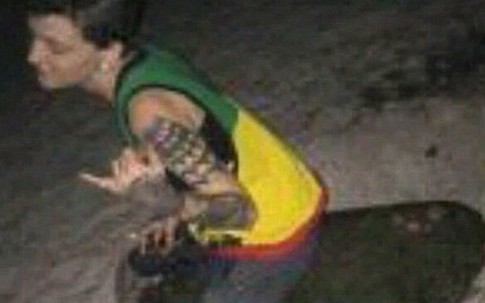 Thiếu nữ say rượu cưỡi rùa biển bị truy nã