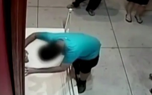 Bé trai vấp ngã, phá hỏng bức tranh trị giá cả tỷ đồng