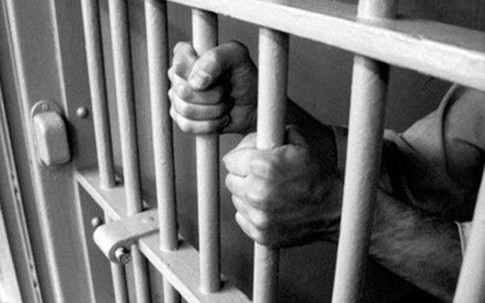 Giết bạn trong trại rồi trốn về nhà người yêu