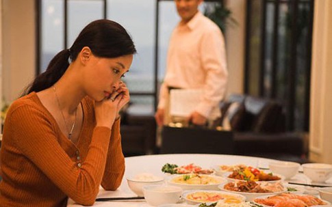 Chồng bỏ vợ lấy cô giúp việc