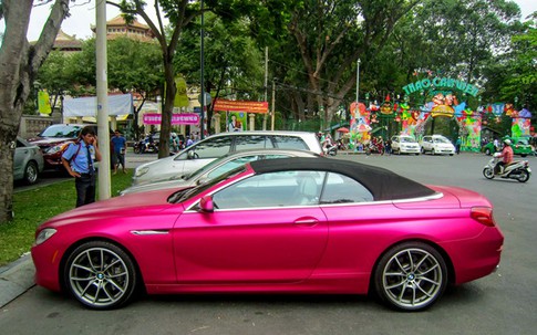 Xe mui trần BMW 650i màu hồng hàng độc tại Sài Gòn