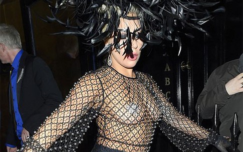 Lady Gaga không thể hở hang hơn nữa khi đi tiệc