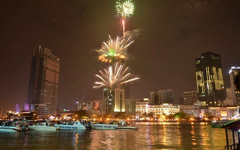 Người dân cả nước háo hức đón năm mới 2015