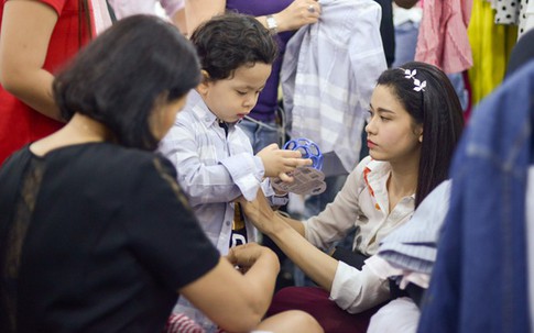 Trương Quỳnh Anh đưa con đi hội chợ sau ly thân Tim