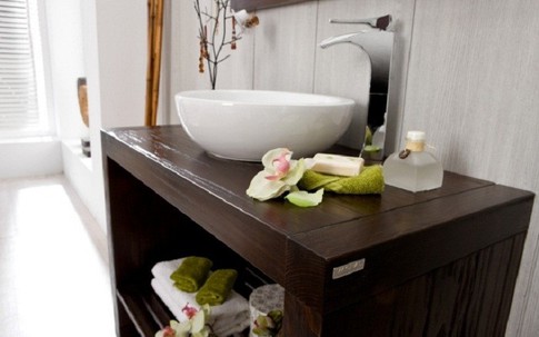 Mang thiên nhiên vào phòng tắm với nội thất gỗ