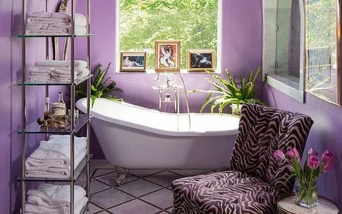 Phòng tắm cực cá tính và quyến rũ với sắc tím hiện đại