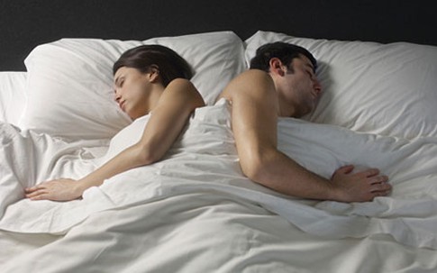 Tư thế ngủ tiết lộ mức độ yêu của hai vợ chồng