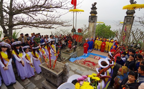 Linh thiêng lễ hội đền Cờn