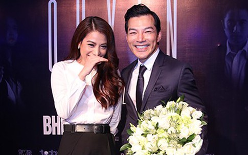 Trương Ngọc Ánh cười e thẹn bên Trần Bảo Sơn