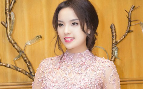 Sắc môi ngọt ngào ngày đầu năm của dàn 'bông hậu'